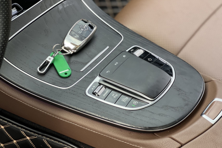 奔驰E级 2023款 改款 E 300 L 运动时尚型中控内饰7005