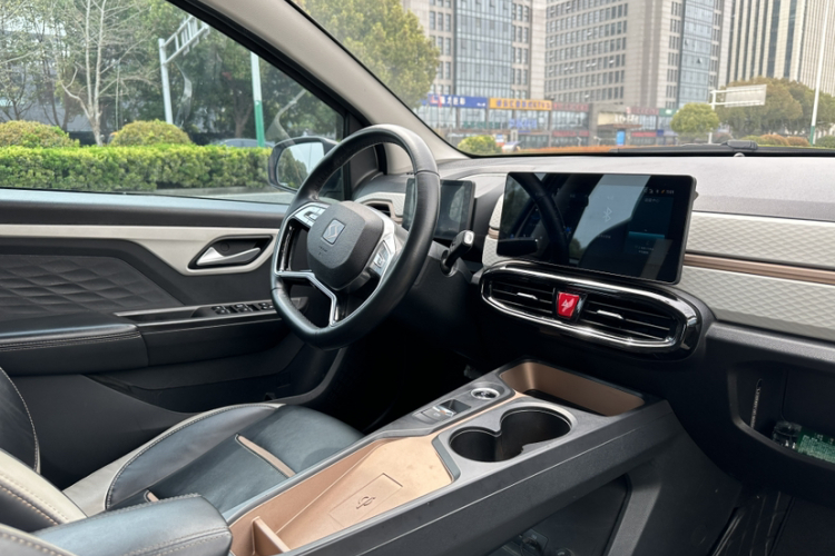 思皓 花仙子 2021款 集美版 302km 时尚型中控内饰7006