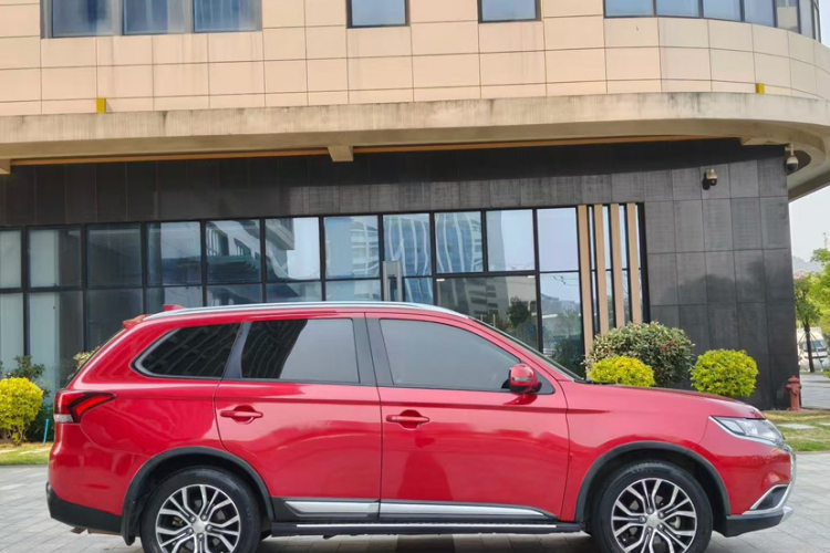 三菱 欧蓝德 2018款 2.0L 两驱荣耀版 5座车身外观6003