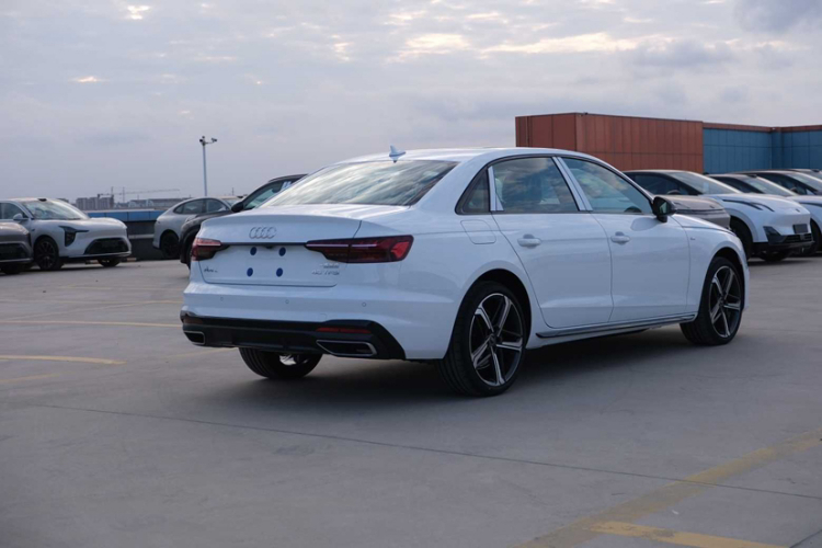 奥迪A4L 2025款 200万辆悦享版 40 TFSI 豪华动感型车身外观6007