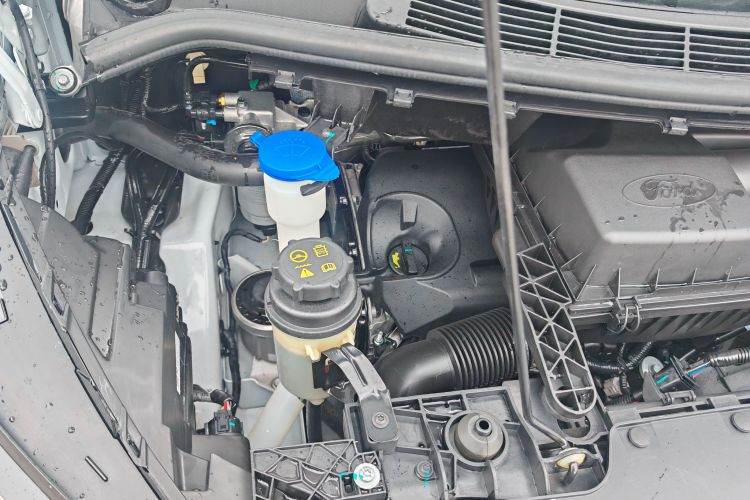 福特 全顺 2023款 2.0T柴油手动多功能商用车中轴低顶5/6座局部细节9004