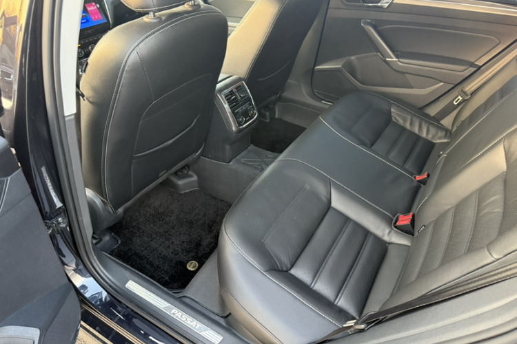 大众 帕萨特 2017款 330TSI DSG御尊版中控内饰7001