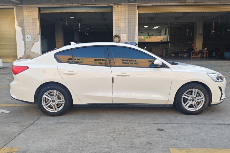 福特 福克斯 2019款 三厢 1.5L 手动锋跃型 国V车身外观6011