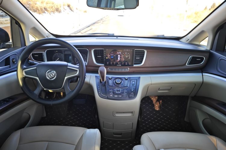 别克GL8 2015款 2.4L 豪华商务尊享版中控内饰7001