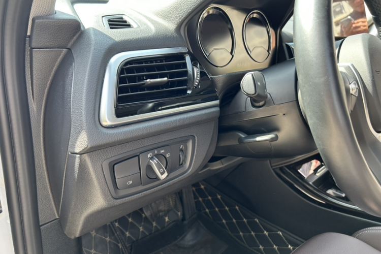 宝马1系 2022款 125i M运动曜夜版中控内饰7005