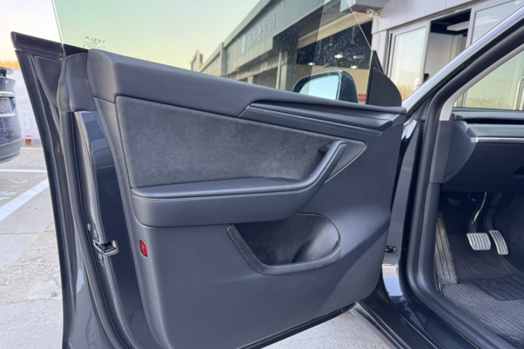 特斯拉 Model Y 2024款 后轮驱动版中控内饰7012