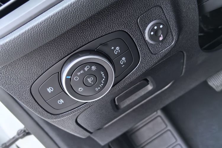 福特 福克斯 2020款 三厢 EcoBoost 180 自动锋潮型中控内饰7010