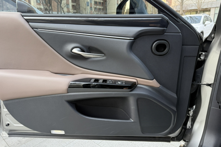 雷克萨斯ES 2022款 300h 卓越版局部细节9001