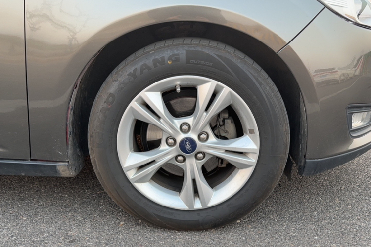 福特 福克斯 2015款 两厢 1.6L 自动舒适型车身外观6002