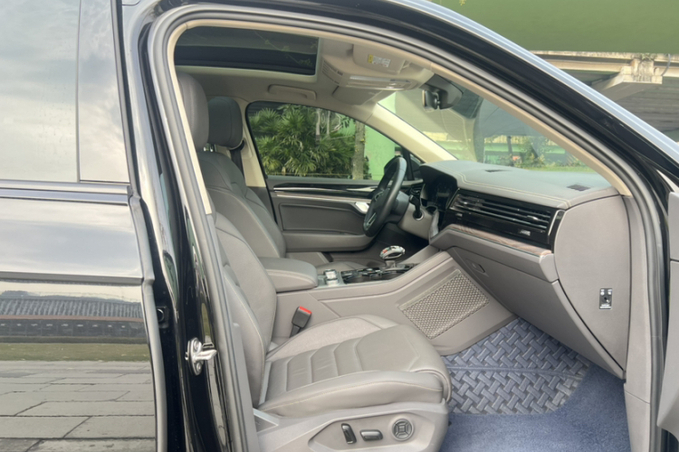 大众 途锐 2022款 3.0TSI 锐享版 曜黑运动套装中控内饰7010