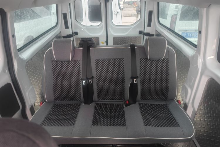 福特 全顺 2023款 2.0T柴油手动多功能商用车中轴低顶5/6座中控内饰7006