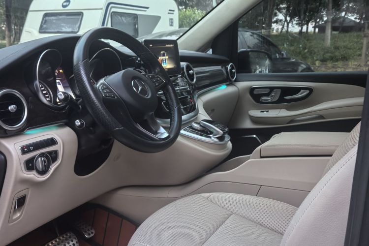 奔驰V级 2018款 V 260 L 尊贵加长版 国V中控内饰7001