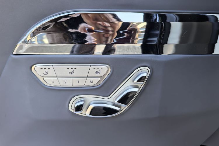 奔驰V级 2024款 V 300 L 长轴距尊贵版中控内饰7005