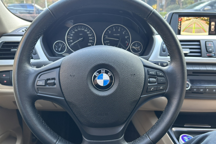 宝马3系 2015款 320i 超悦版时尚型局部细节13