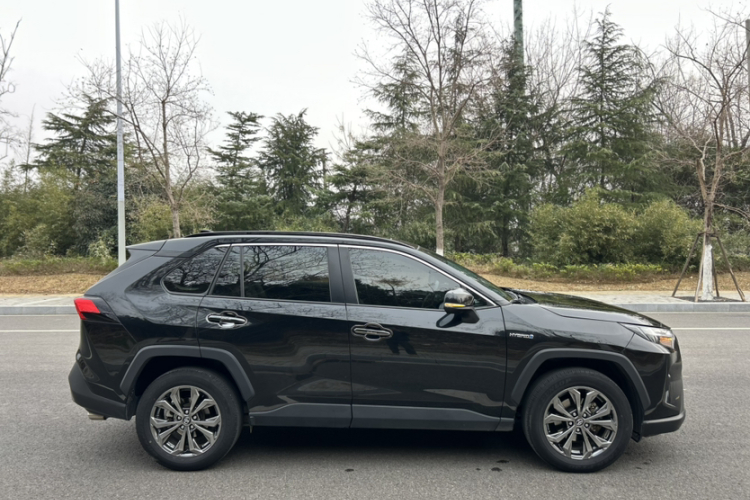 丰田 RAV4荣放 2023款 双擎 2.5L E-CVT两驱精英Plus版车身外观6004