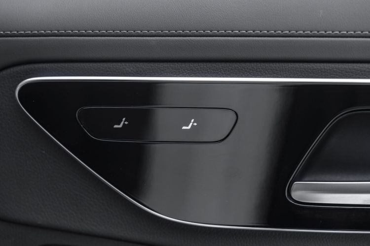 奔驰C级 2022款 改款 C 260 L 运动版局部细节9007