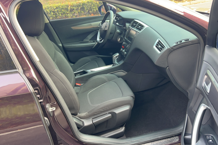 DS 6 2016款 1.6T 雅致版THP160局部细节41