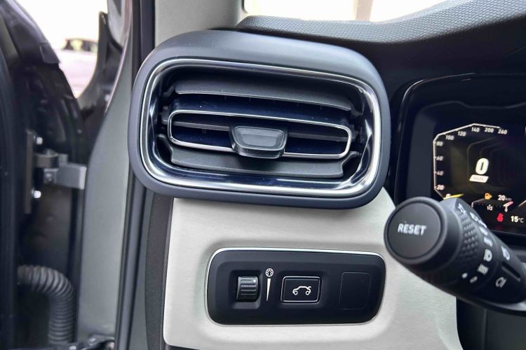 领克02 2022款 1.5TD DCT耀Pro中控内饰7009