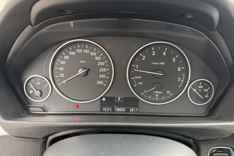 宝马3系GT 2014款 320i 领先型中控内饰15