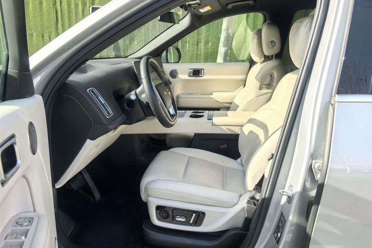理想汽车 理想L8 2024款 Ultra中控内饰7002
