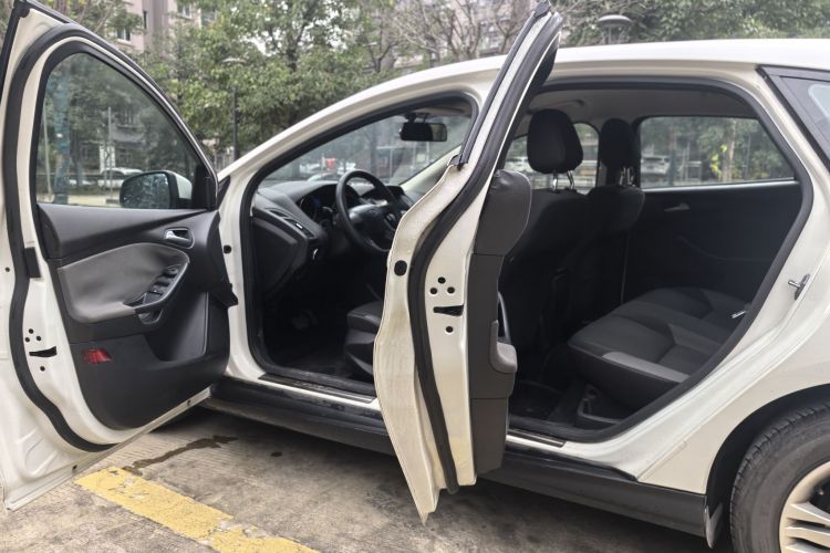 福特 福克斯 2012款 两厢 1.6L 自动舒适型车身外观6009