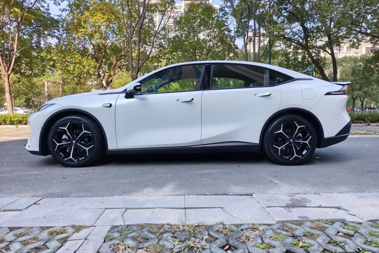 深蓝汽车 深蓝L07 2024款 230Max乾崑智驾ADS SE增程版车身外观6008