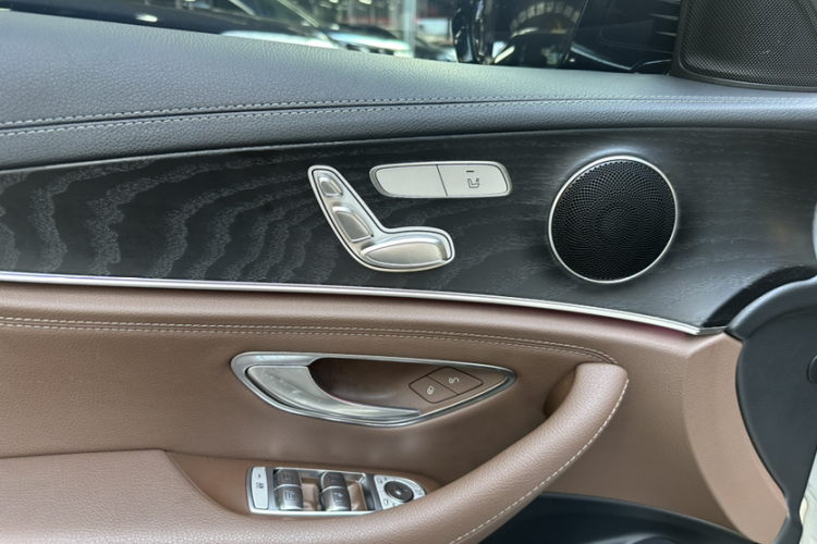 奔驰E级 2018款 改款 E 200 L 运动型中控内饰7007