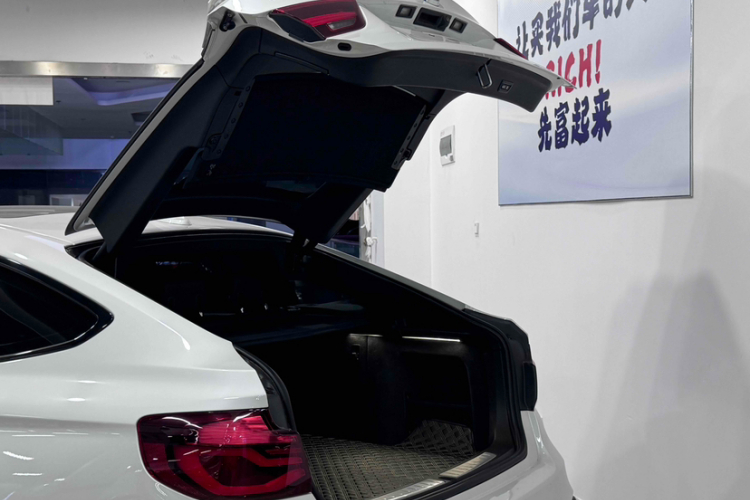 宝马3系GT 2020款 320i M运动套装车身外观6003