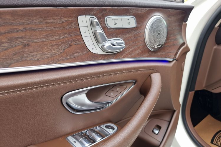 奔驰E级 2019款 改款 E 300 L 时尚型中控内饰7005