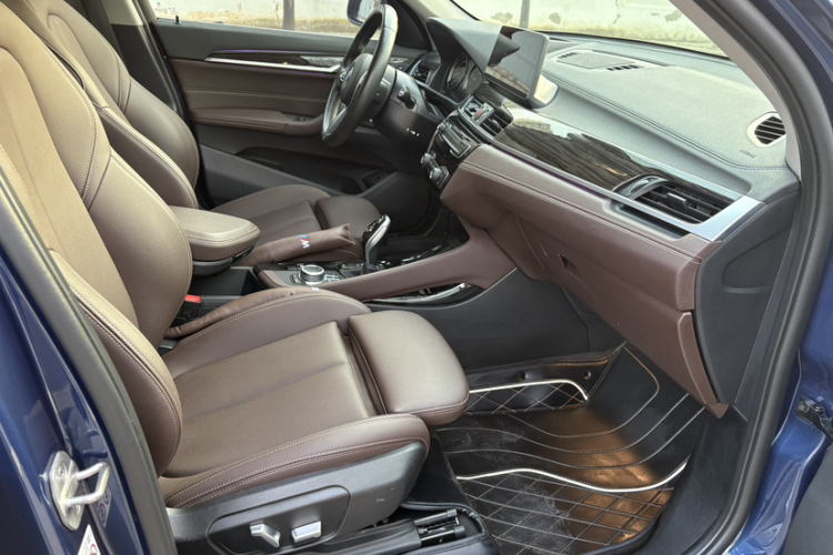 宝马X1 2021款 xDrive25Li 尊享型中控内饰7009