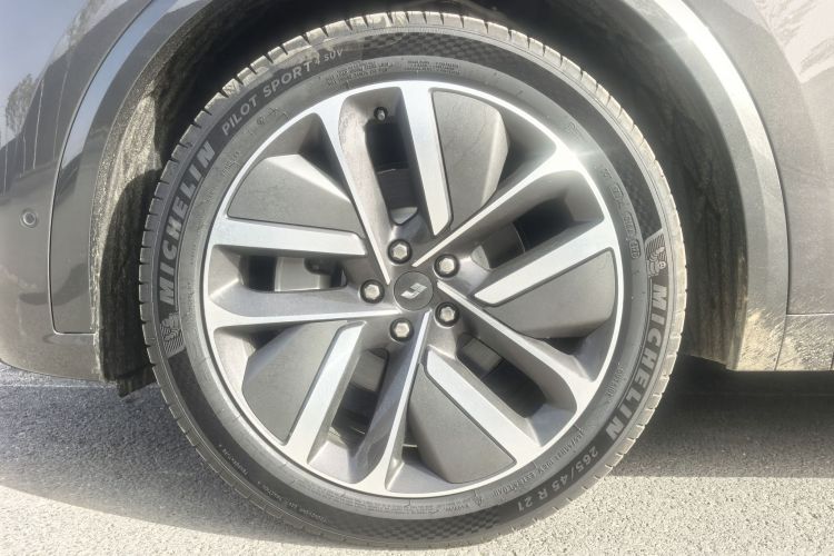 理想汽车 理想L8 2024款 Ultra车身外观6008