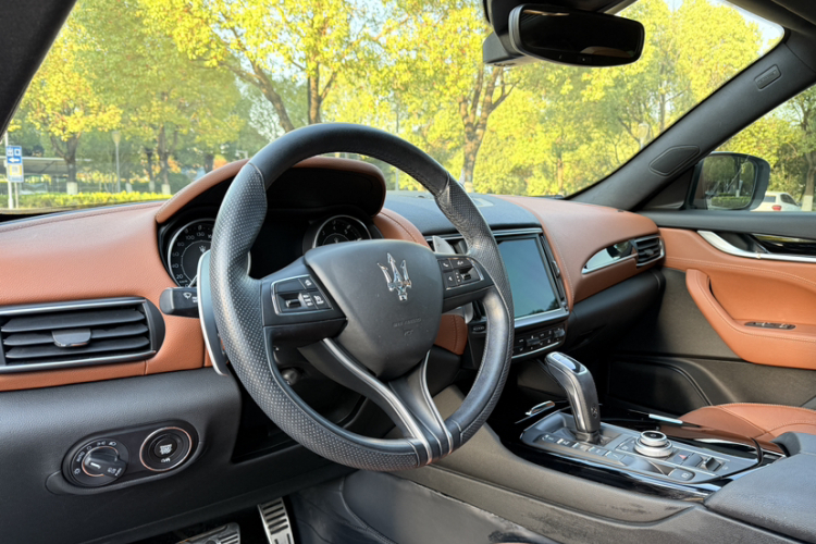 玛莎拉蒂 Levante 2022款 3.0T Modena中控内饰7009