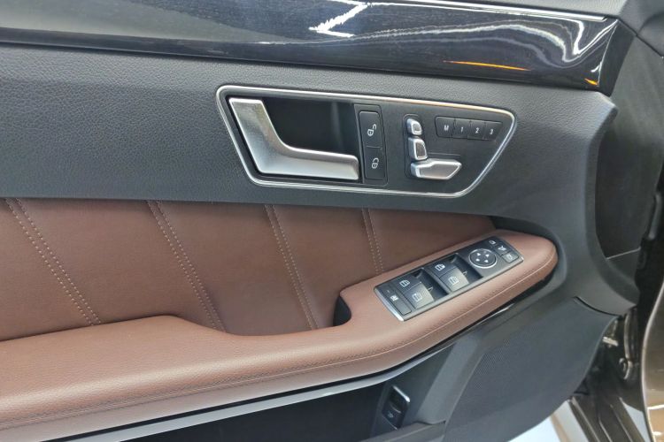 奔驰E级 2014款 改款 E 300 L 运动型中控内饰7004