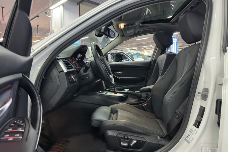 宝马3系 2019款 320Li 时尚型中控内饰7014