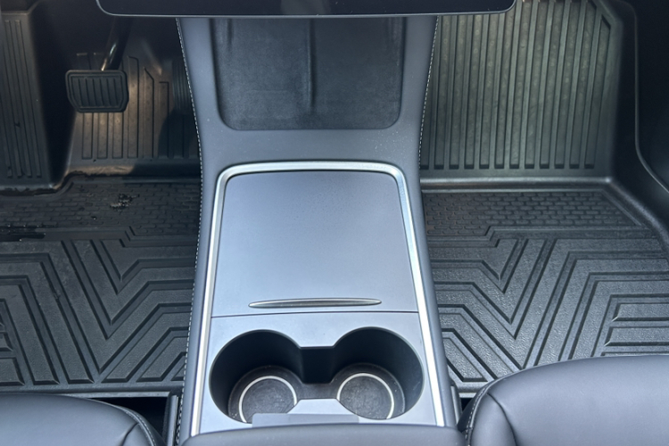 特斯拉 Model Y 2022款 后轮驱动版中控内饰7003