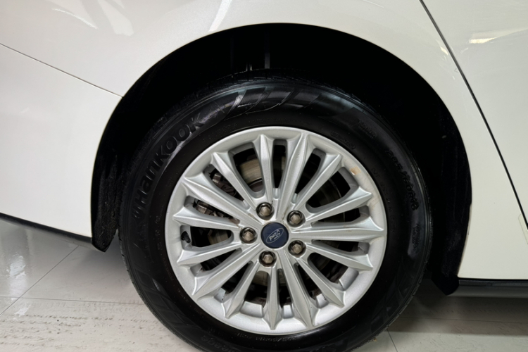 福特 福克斯 2019款 三厢 EcoBoost 180 自动锋潮型车身外观6003