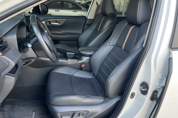 丰田 威兰达 2024款 双擎 2.5L E-CVT两驱豪华PLUS版局部细节19