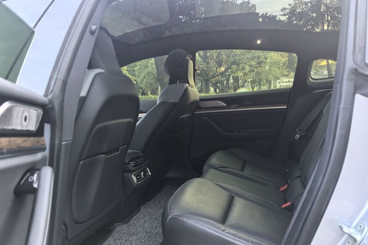 哪吒汽车 哪吒S 2022款 纯电 715km 后驱中版中控内饰7006