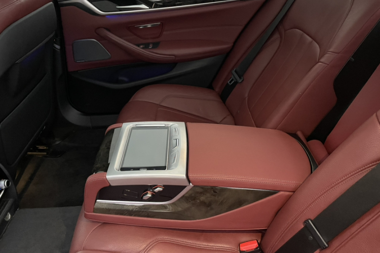 宝马5系 2019款 改款 530Li 尊享型 M运动套装中控内饰7010
