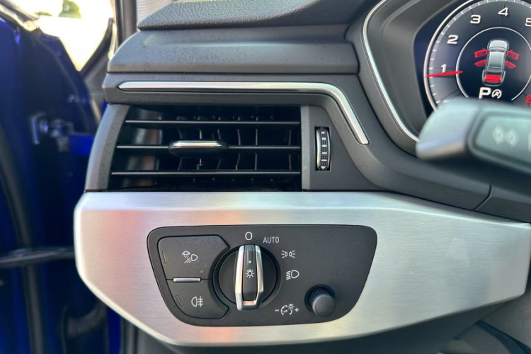 奥迪A4L 2020款 40 TFSI 时尚动感型中控内饰7004