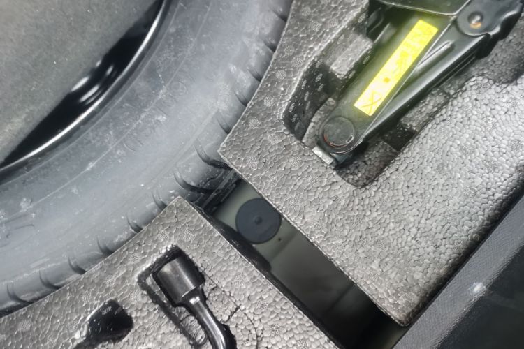 标致308 2018款 1.6L 手动时尚版局部细节9004