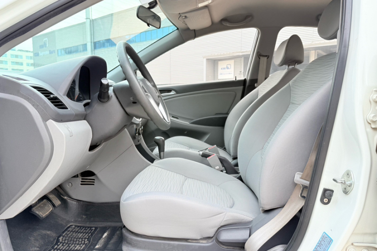 现代 瑞纳 2014款 1.4L 自动智能型GLS中控内饰7001