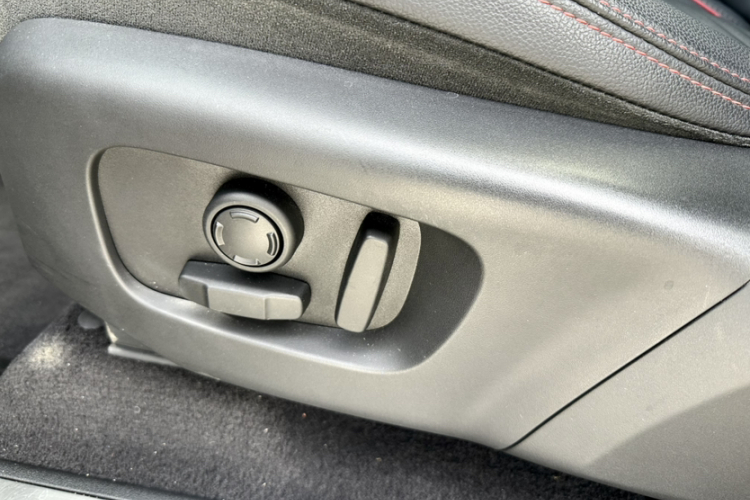 路虎 发现运动版 2020款 249PS R-Dynamic 性能科技版 5座局部细节9003