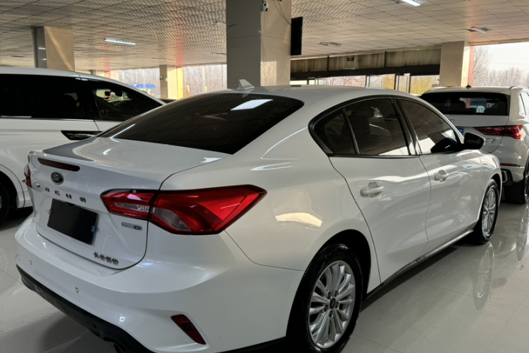 福特 福克斯 2019款 三厢 EcoBoost 180 自动锋潮型车身外观6001