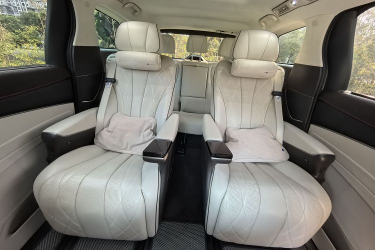 腾势D9 2024款 DM-i 980 四驱旗舰型中控内饰7005