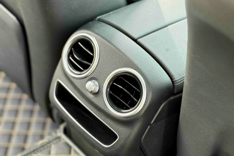 奔驰C级 2020款 改款 C 200 L 时尚型运动版中控内饰7006