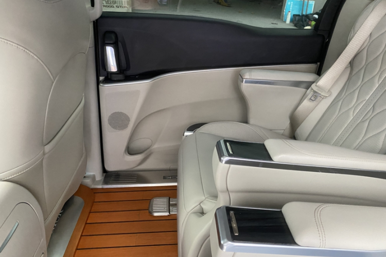 别克GL8 2021款 陆上公务舱 652T 豪华型中控内饰7006