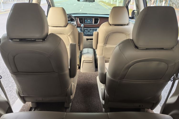 别克GL8 2017款 25S 尊贵型 国V中控内饰7008