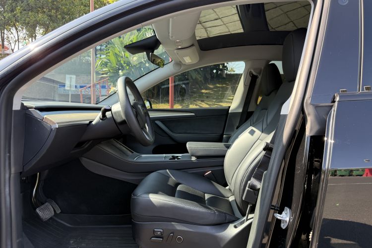 特斯拉 Model Y 2022款 改款 长续航全轮驱动版中控内饰7005