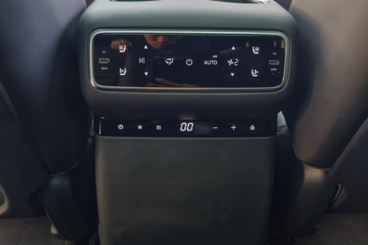 理想汽车 理想L8 2024款 Ultra中控内饰7011